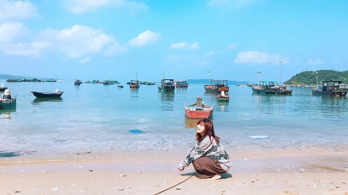 Đảo Thanh Lân nổi tiếng với màu nước trong veo