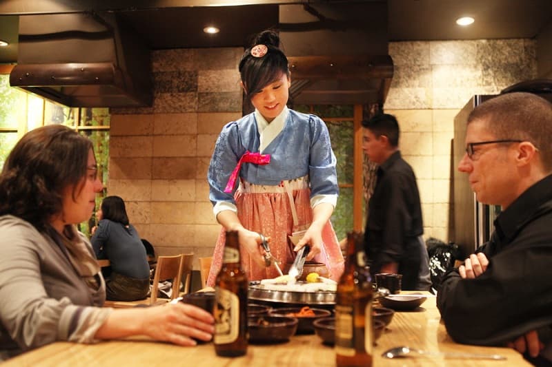Đồng phục nhà hàng Hàn Quốc – Những lý do bạn nên may ngay lập tức